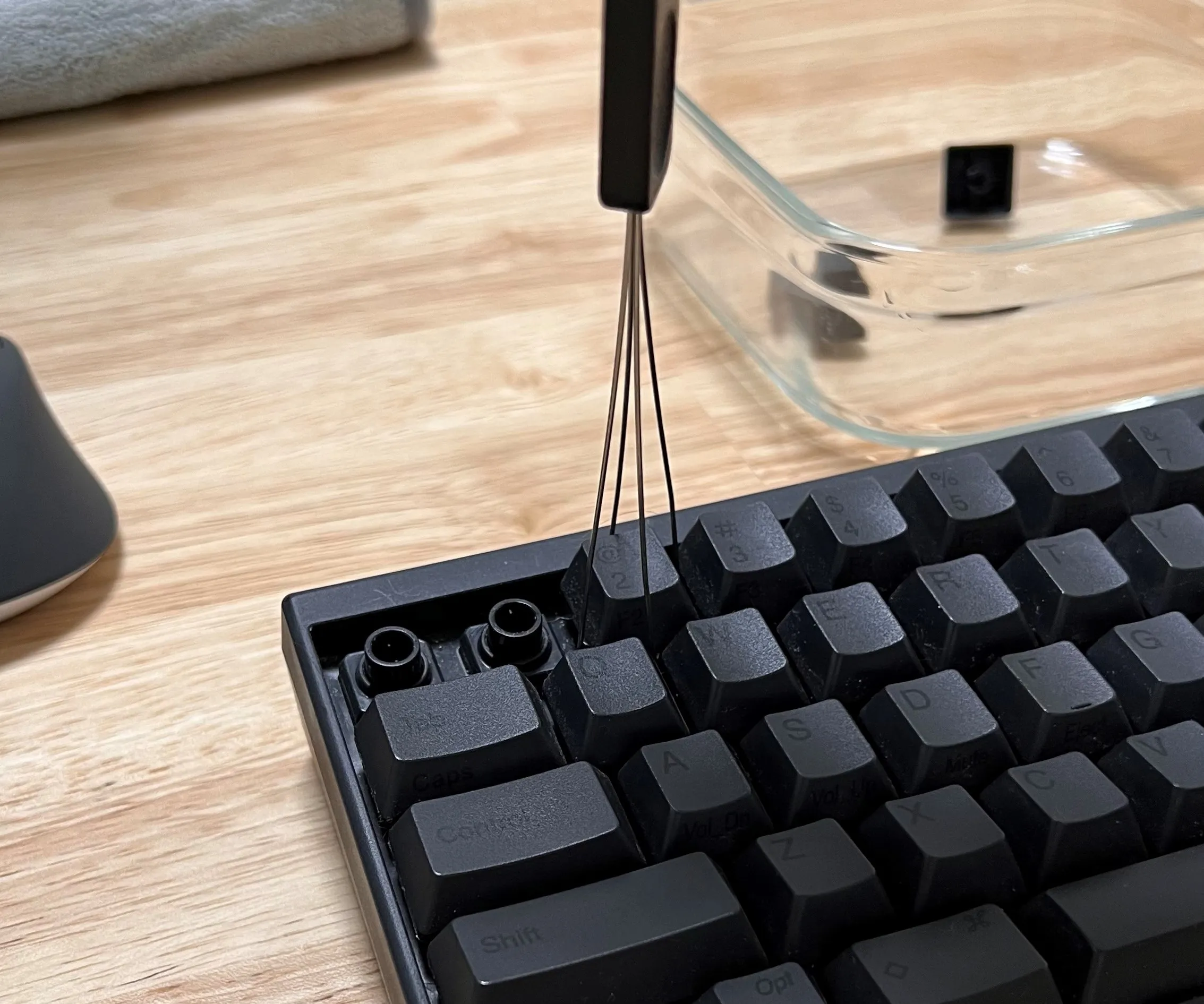 キートップの引き抜きかた。工具を斜めにしてテコの原理で抜くと抜きやすい