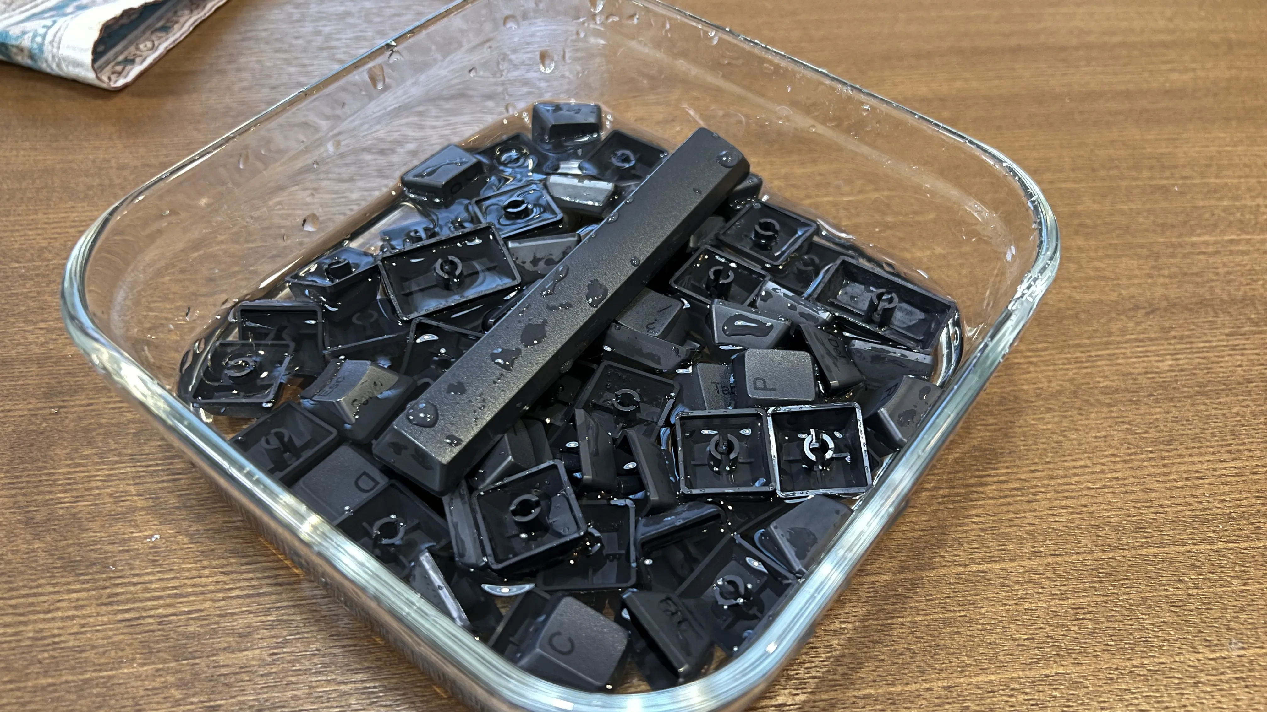 キートップを容器に入れて、水洗いする