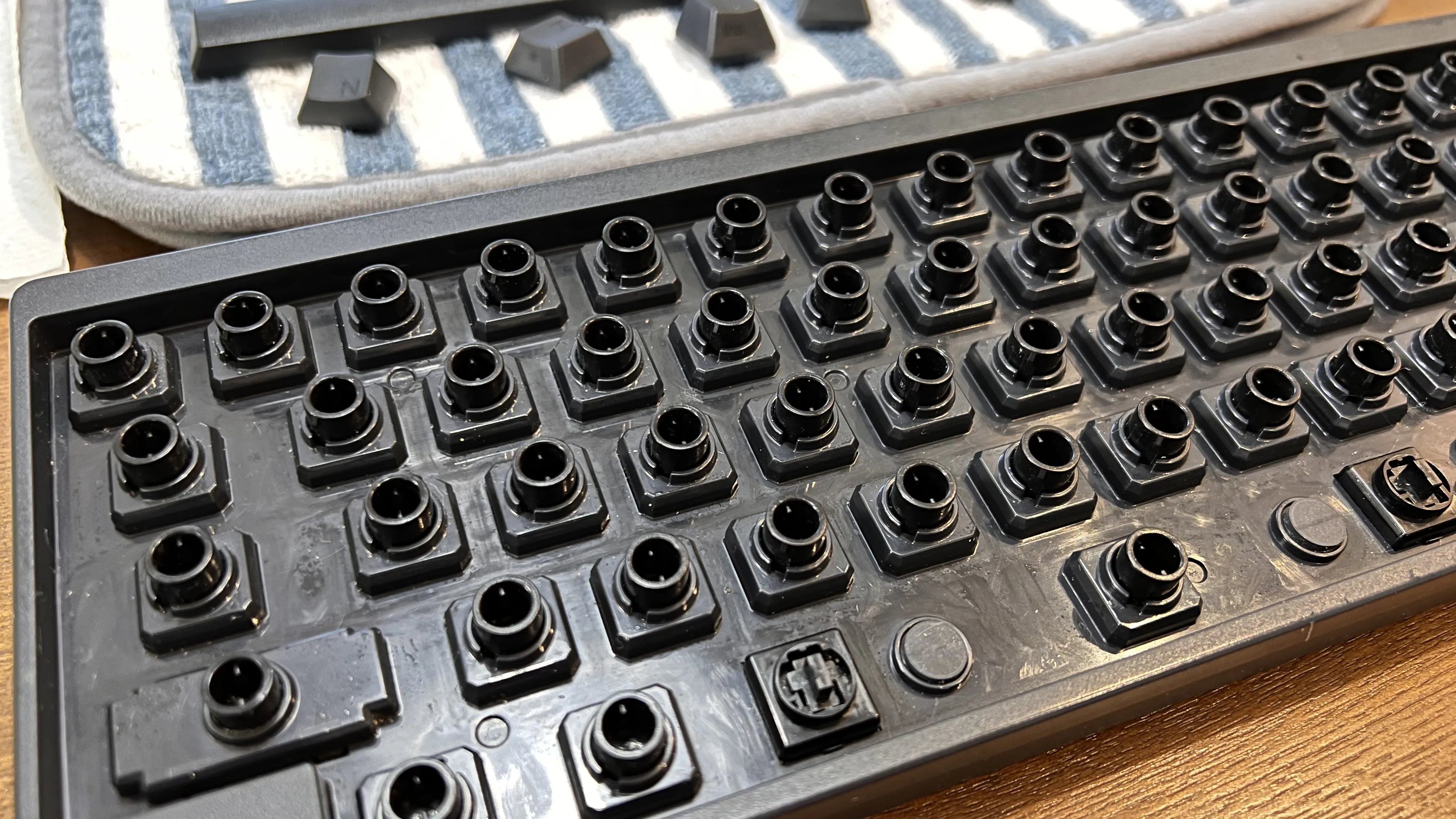 キートップを抜いた後のキーボードの様子（掃除後。掃除前は結構汚くて自主規制...）